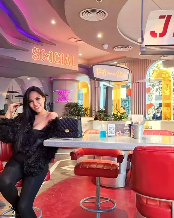 Alaina Lina photo 1, asian, average, black hair, 168 cm, 58 kg, Medium bust, Hong Kong