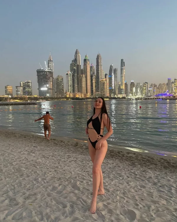 Layla Lina photo 1, european, average, brunette, 177 cm, 65 kg, Small bust, Hong Kong