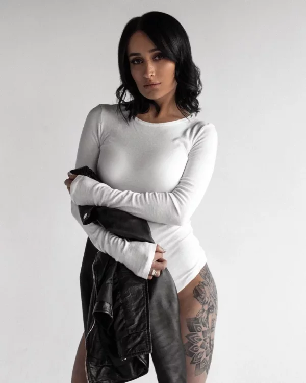 Nelda Lina photo 1, european, slim, black hair, 155 cm, 44 kg, Medium bust, Hong Kong