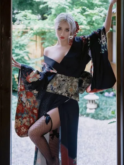 Mandy Lina photo 1, european, average, blonde hair, 163 cm, 52 kg, Small bust, Hong Kong