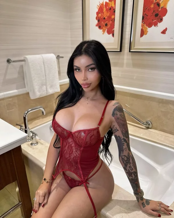 Pat Lina photo 1, asian, busty, black hair, 160 cm, 52 kg, Large bust, Hong Kong