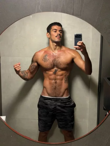August photo 1, latina, curvy, black hair, 190 cm, 93 kg, Hong Kong