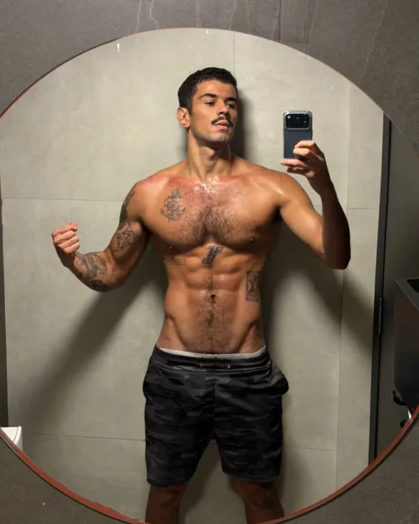 August photo 1, latina, curvy, black hair, 190 cm, 93 kg, Hong Kong