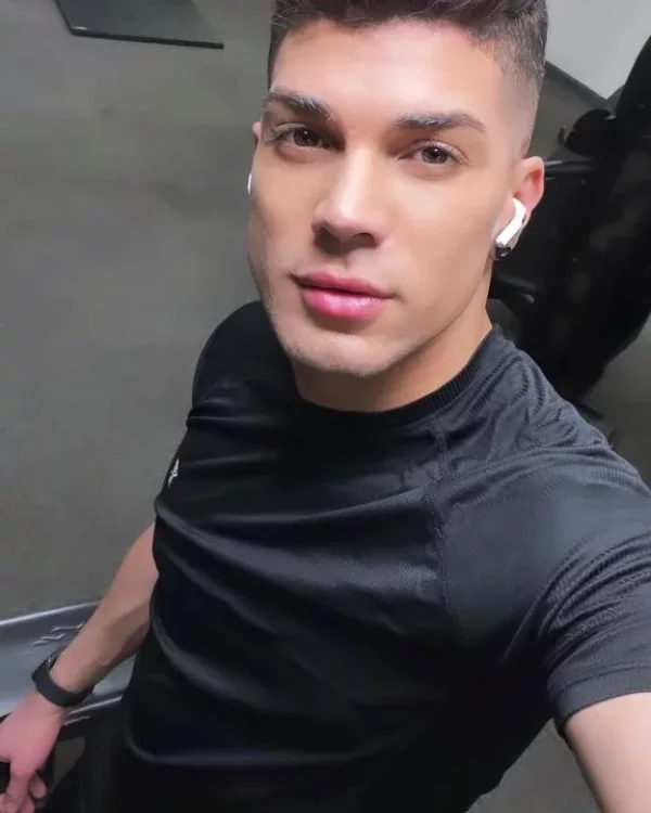 Kauan photo 1, latina, slim, blonde hair, 183 cm, 63 kg, Hong Kong