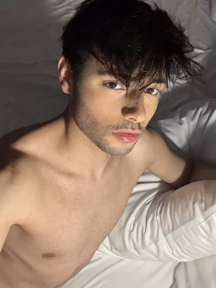 Lucas photo 1, european, slim, black hair, 178 cm, 54 kg, Hong Kong