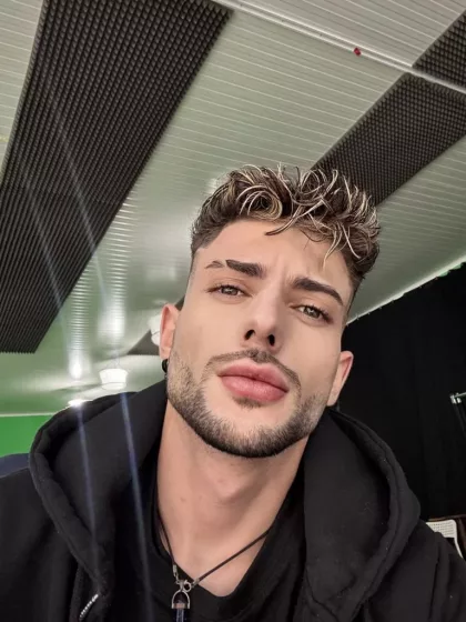 Theo photo 1, latina, slim, brunette, 180 cm, 61 kg, Hong Kong