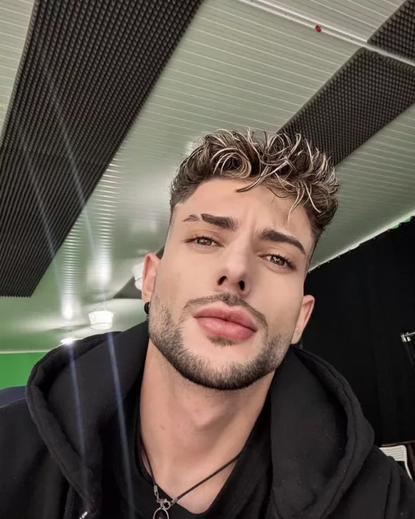 Theo photo 1, latina, slim, brunette, 180 cm, 61 kg, Hong Kong