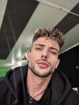 Theo photo 1, latina, slim, brunette, 180 cm, 61 kg, Hong Kong