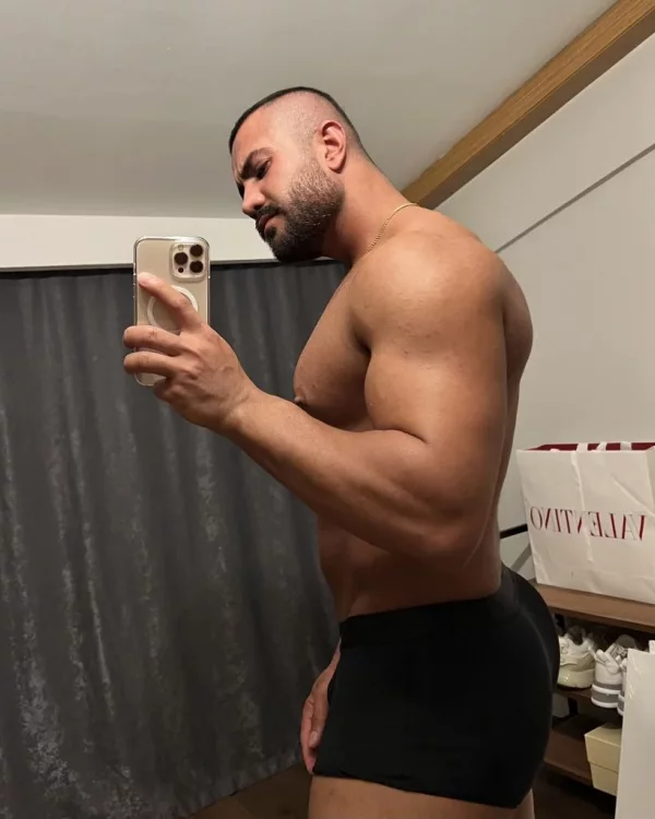 Vulcan photo 1, mixed, curvy, black hair, 180 cm, 81 kg, Hong Kong