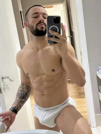 Wallace photo 1, latina, athletic, black hair, 178 cm, 72 kg, Hong Kong