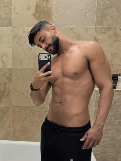 Wellington photo 1, latina, curvy, black hair, 185 cm, 90 kg, Hong Kong