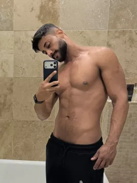 Wellington photo 1, latina, curvy, black hair, 185 cm, 90 kg, Hong Kong
