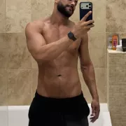 Wellington photo 2, latina, curvy, black hair, 185 cm, 90 kg, Hong Kong
