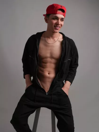 Wilder photo 1, latina, average, black hair, 178 cm, 63 kg, Hong Kong