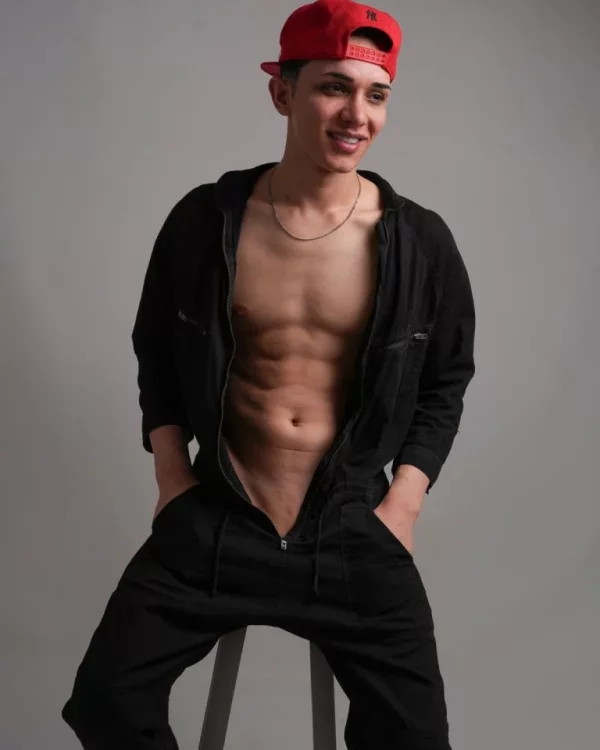 Wilder photo 1, latina, average, black hair, 178 cm, 63 kg, Hong Kong