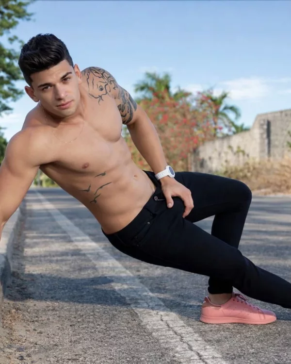 Zac photo 1, latina, curvy, black hair, 178 cm, 83 kg, Hong Kong