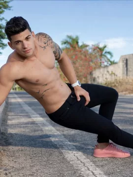 Zac photo 1, latina, curvy, black hair, 178 cm, 83 kg, Hong Kong