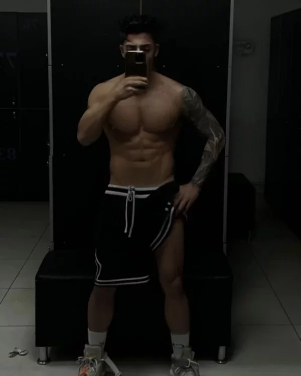 Zedy photo 1, latina, average, black hair, 183 cm, 74 kg, Hong Kong
