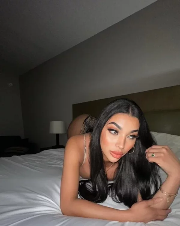 Barbara photo 1, latina, athletic, black hair, 170 cm, 70 kg, Large bust, Hong Kong