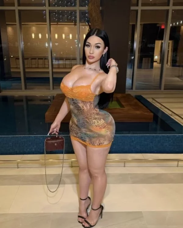 Desiree photo 1, european, curvy, black hair, 158 cm, 72 kg, Large bust, Hong Kong