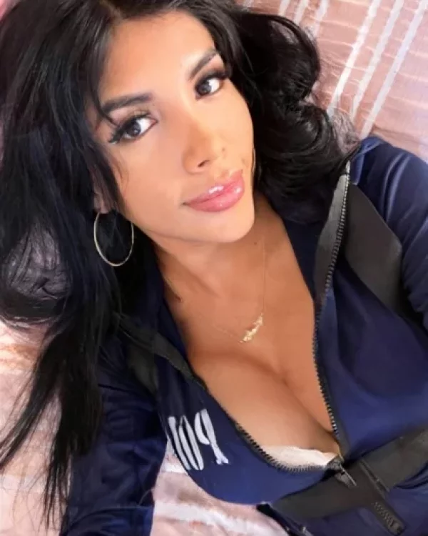 Fernanda photo 1, asian, average, black hair, 168 cm, 63 kg, Medium bust, Hong Kong